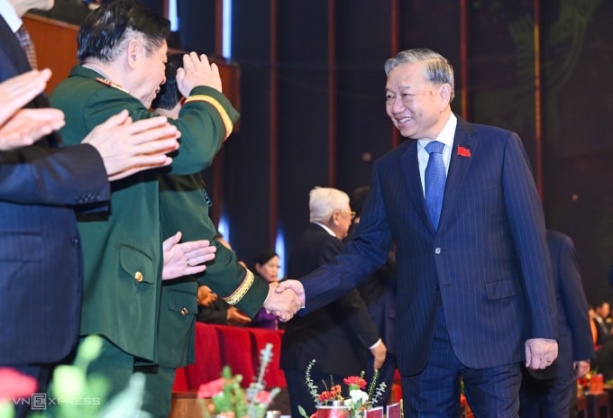 Tổng Bí thư Tô Lâm chào hỏi khách mời dự Đại hội. Ảnh: Giang Huy