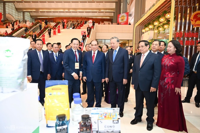 Tổng Bí thư Tô Lâm, nguyên Tổng Bí thư Nông Đức Mạnh, Thủ tướng Phạm Minh Chính, Phó chủ tịch nước Võ Thị Ánh Xuân tham quan các gian hàng trước giờ khai mạc Đại hội. Ảnh: Giang Huy