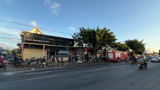 Căn nhà cháy trong khu dân cư ven quốc lộ 14. Ảnh: Ngọc Oanh