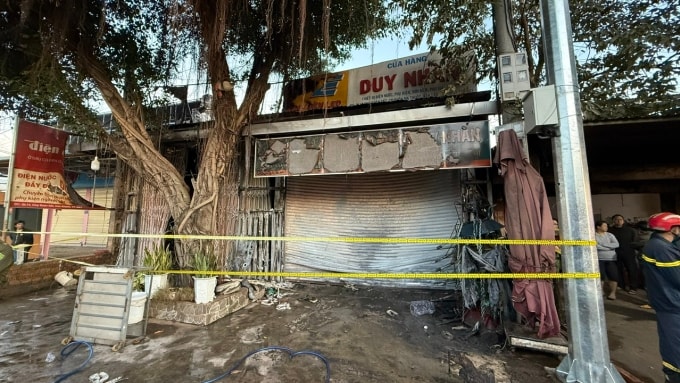 Căn nhà kết hợp kinh doanh tiệm bán thiết bị điện nước ven quốc lộ 14 bị cháy rạng sáng nay. Ảnh: Ngọc Oanh