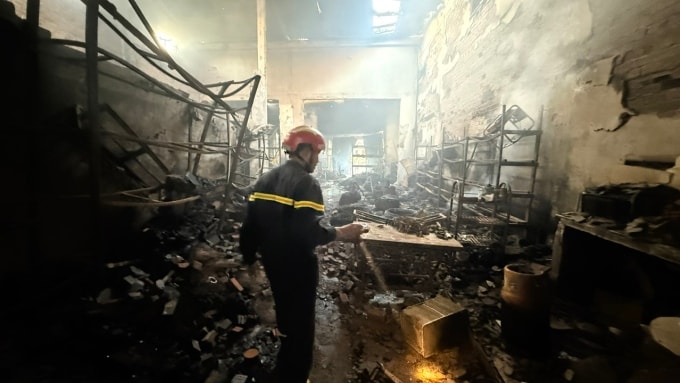 Đồ đạc bên trong căn nhà bị thiêu rụi. Ảnh: Ngọc Oanh