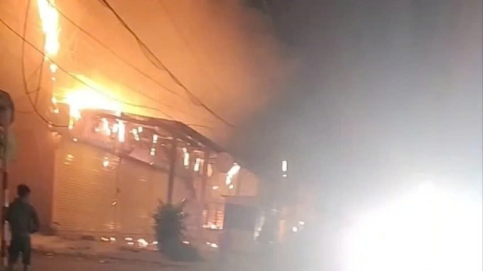 Căn nhà kết hợp cửa hàng bán thiết bị điện nước cháy rạng sáng nay. Ảnh: Người dân cung cấp