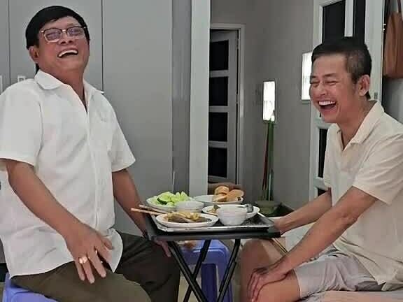 Nghệ sĩ Tấn Hoàng đến nhà Tấn Beo thăm bạn thân hôm 20/12