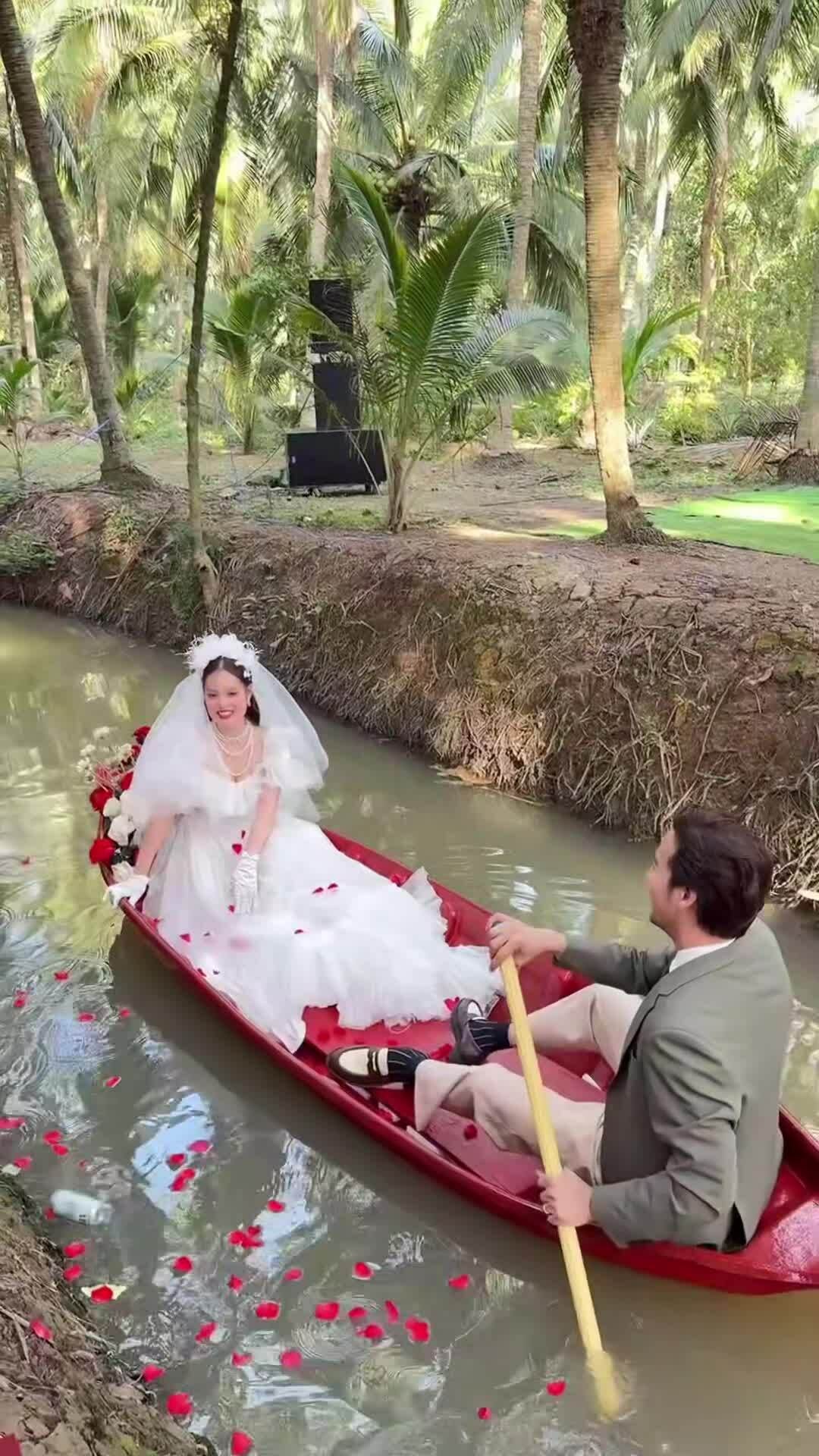 Đoàn Minh Tài chèo đò chở cô dâu lên lễ đường