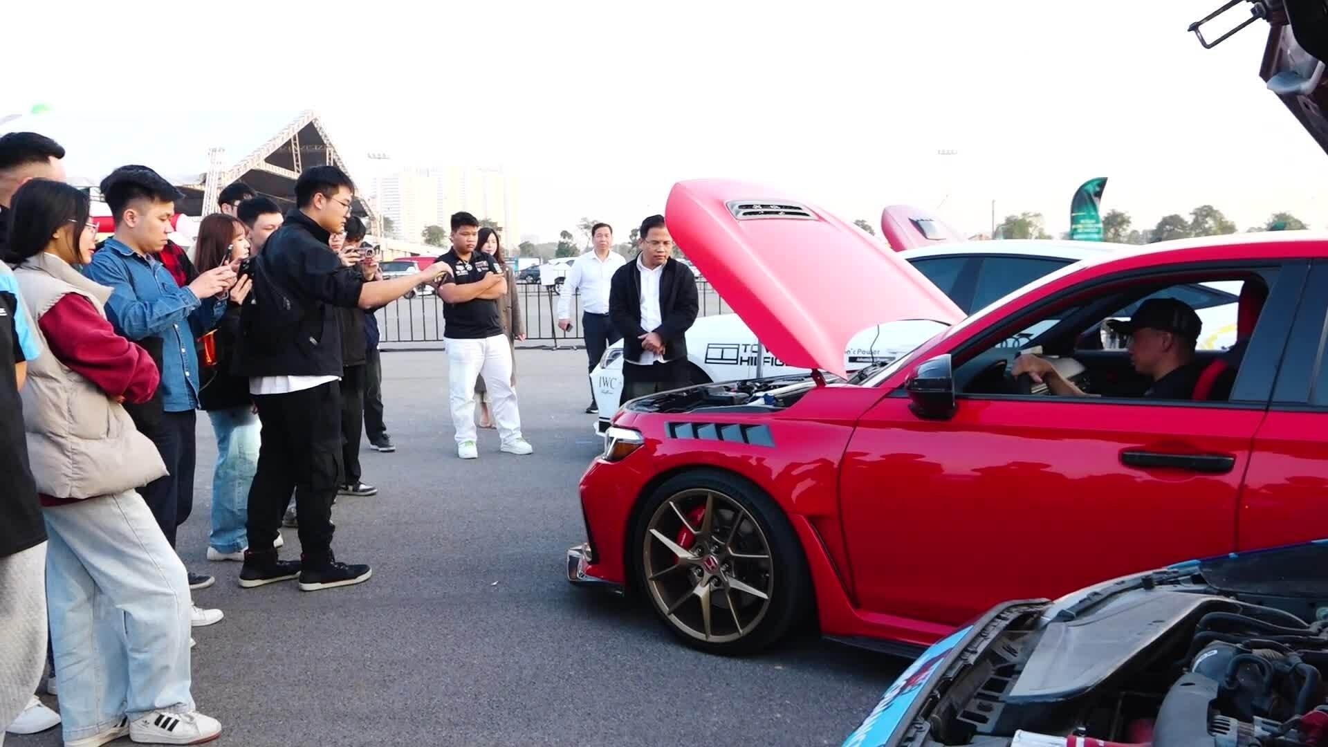 Dàn ô tô thê thao hút người xem tại Triển lãm Phương tiện di chuyển Việt Nam