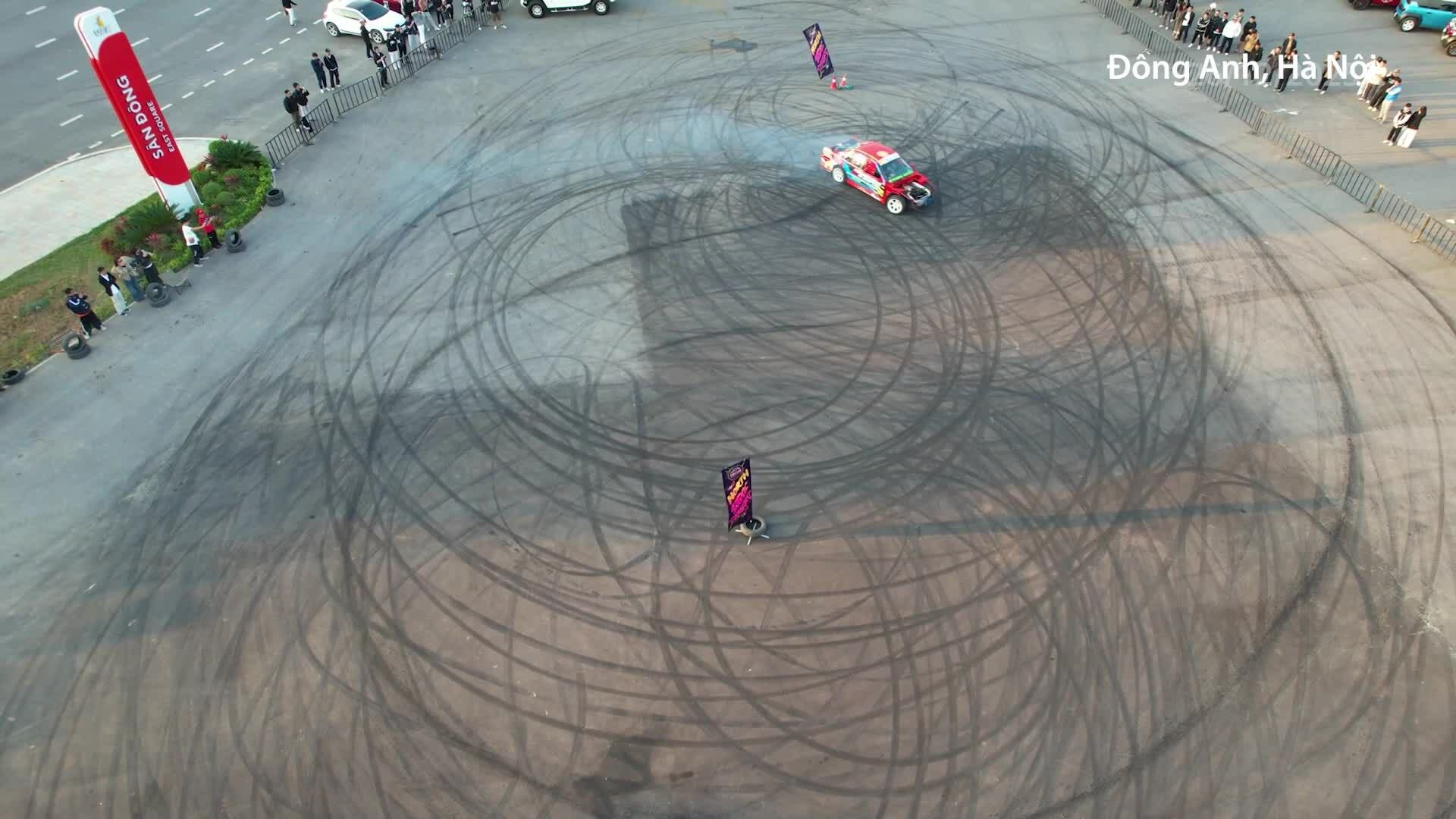 Người dân trải nghiệm ngồi trên ôtô Drift tại triển lãm Phương tiện di chuyển Việt Nam năm 2025