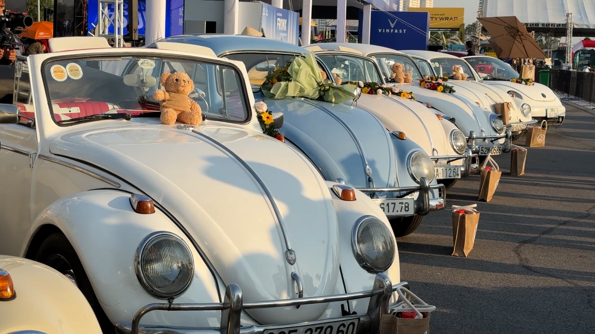 Người dân trải nghiệm xe cổ Volkswagen