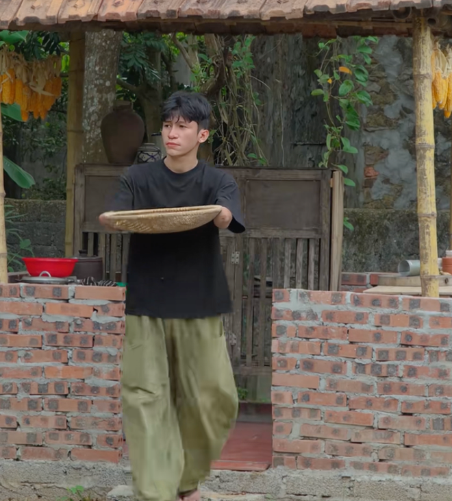 Chàng trai genZ mồ côi, gặp biến cố mất 2 tay, truyền thông điệp tích cực qua từng video- Ảnh 9. Chàng trai genZ mồ côi, gặp biến cố mất 2 tay, truyền thông điệp tích cực qua từng video- Ảnh 9.