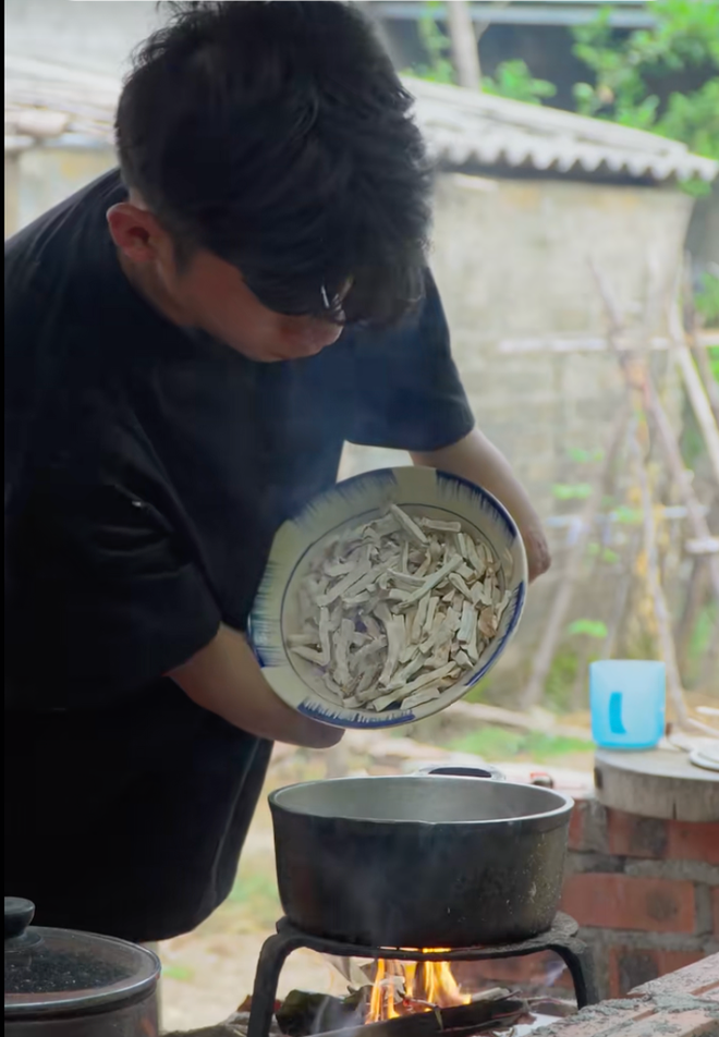 Chàng trai genZ mồ côi, gặp biến cố mất 2 tay, truyền thông điệp tích cực qua từng video- Ảnh 7. Chàng trai genZ mồ côi, gặp biến cố mất 2 tay, truyền thông điệp tích cực qua từng video- Ảnh 7.