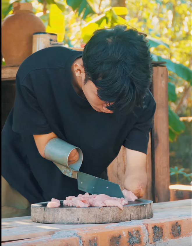 Chàng trai genZ mồ côi, gặp biến cố mất 2 tay, truyền thông điệp tích cực qua từng video- Ảnh 8. Chàng trai genZ mồ côi, gặp biến cố mất 2 tay, truyền thông điệp tích cực qua từng video- Ảnh 8.