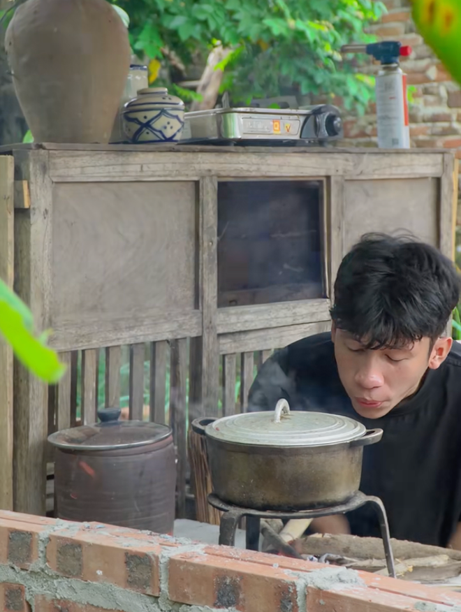 Chàng trai genZ mồ côi, gặp biến cố mất 2 tay, truyền thông điệp tích cực qua từng video- Ảnh 10. Chàng trai genZ mồ côi, gặp biến cố mất 2 tay, truyền thông điệp tích cực qua từng video- Ảnh 10.