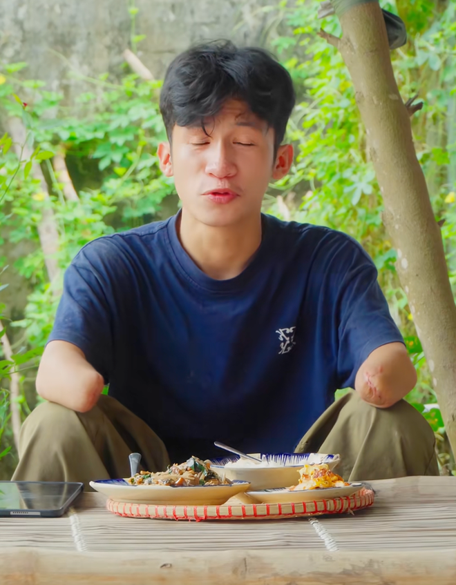 Chàng trai genZ mồ côi, gặp biến cố mất 2 tay, truyền thông điệp tích cực qua từng video- Ảnh 12. Chàng trai genZ mồ côi, gặp biến cố mất 2 tay, truyền thông điệp tích cực qua từng video- Ảnh 12.