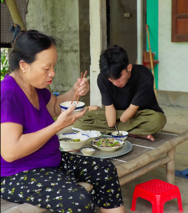 Chàng trai genZ mồ côi, gặp biến cố mất 2 tay, truyền thông điệp tích cực qua từng video- Ảnh 11. Chàng trai genZ mồ côi, gặp biến cố mất 2 tay, truyền thông điệp tích cực qua từng video- Ảnh 11.