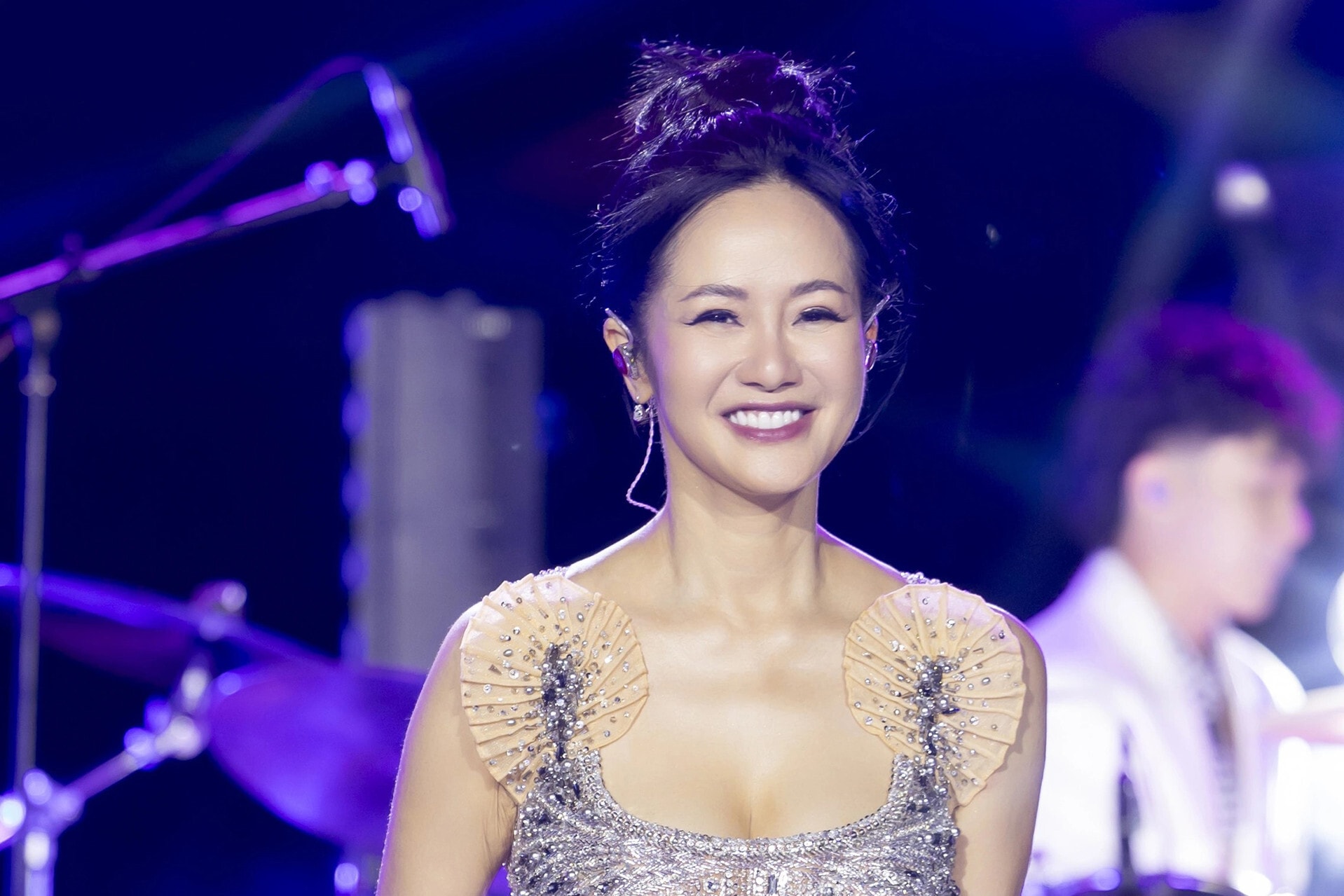 Trần Mạnh Tuấn cho biết diva Hồng Nhung không tham gia, hiện đã lên máy bay về lại TP.HCM.