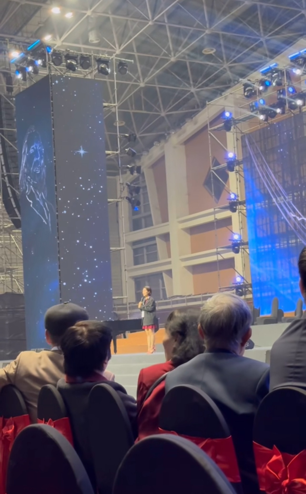 Đại diện Ban tổ chức lên sân khấu xin lỗi, thông báo huỷ show trong khi khán giả đã có mặt kín khán phòng, chờ đợi buổi diễn.