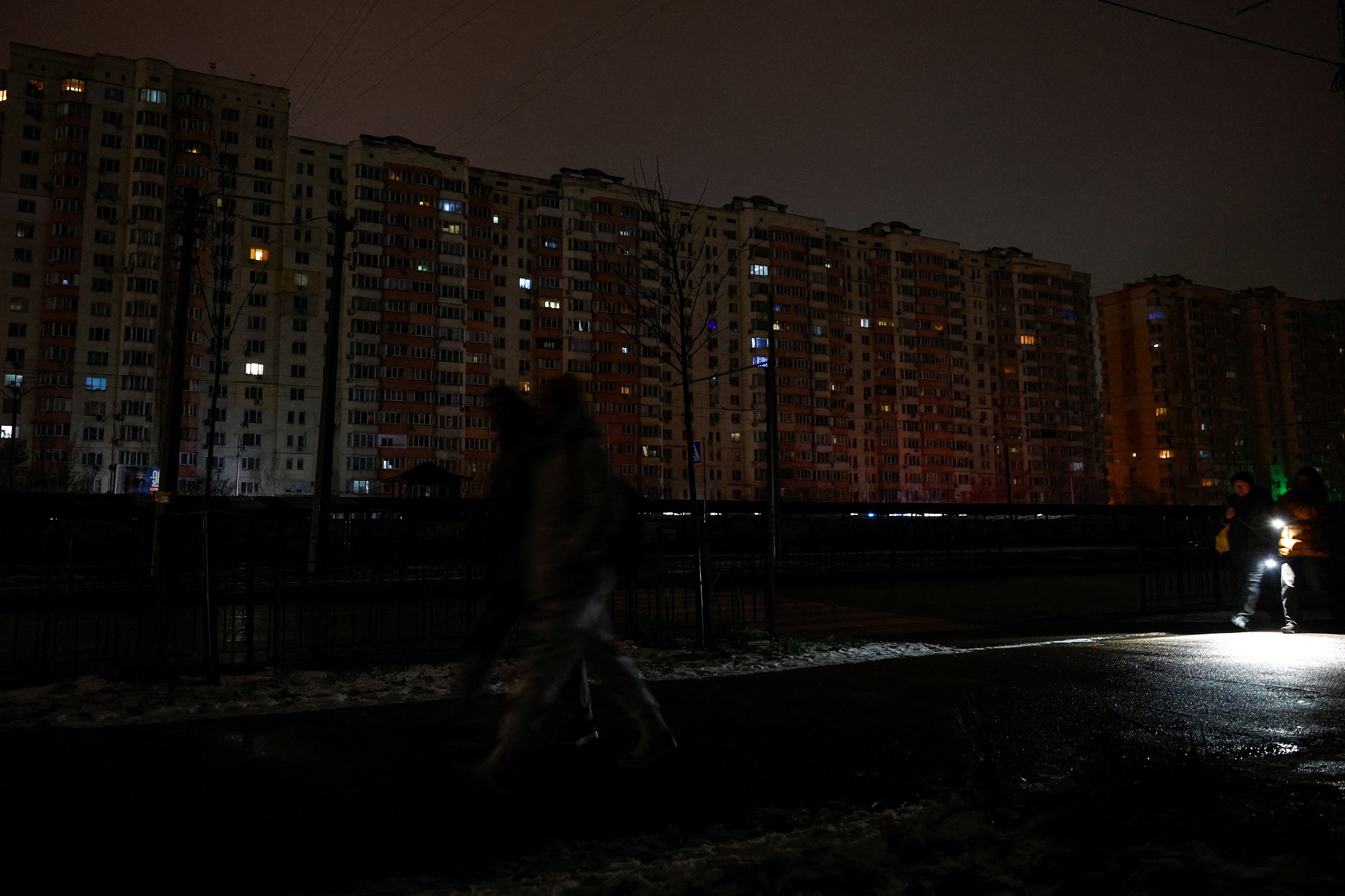 Hạ tầng dân sự trọng yếu bị đánh trúng các đợt không kích bằng tên lửa và UAV của Nga tại Kiev, Ukraine, ngày 27/12/2025. (Ảnh: REUTERS/Valentyn Ogirenko)