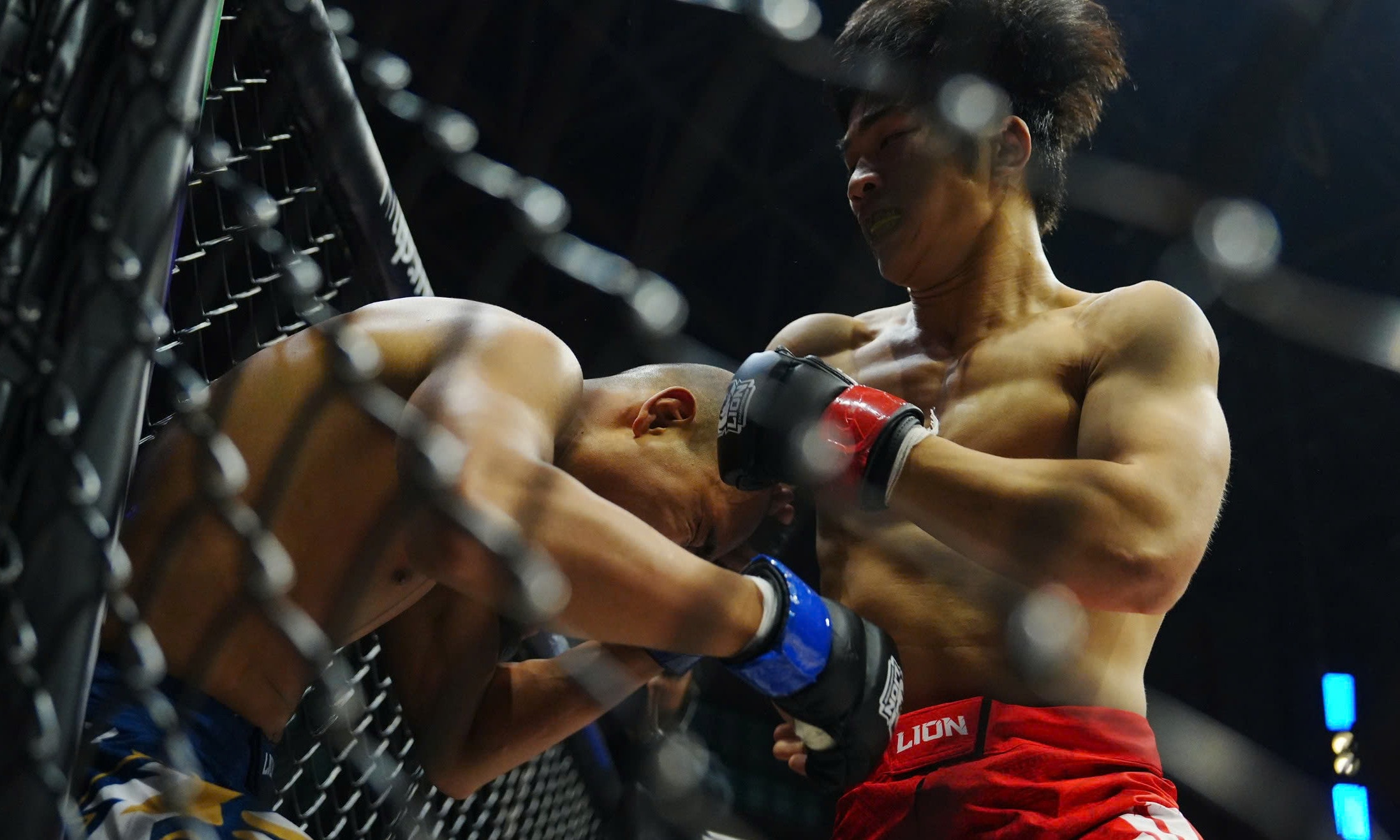 Nguyễn Trung Hải (bên phải) hạ gục Bùi Văn Hùng.