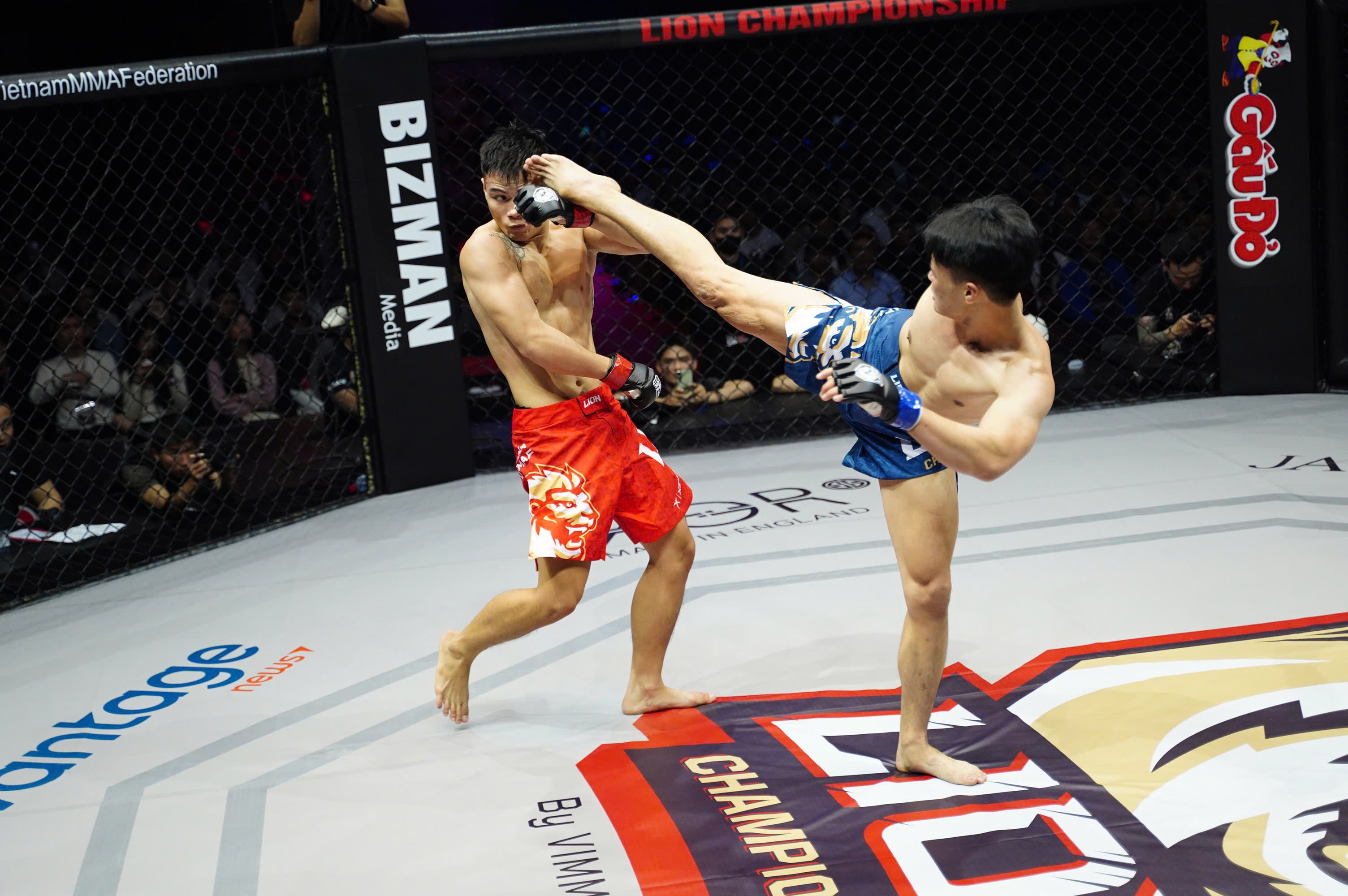 Nhà vô địch tán thủ quốc gia Nguyễn Hữu Hân (xanh) áp đảo Nguyễn Tiến Long.