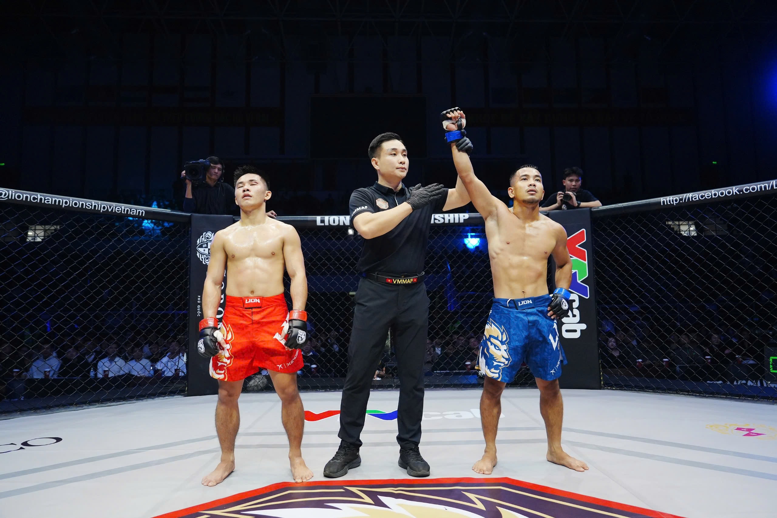 Nguyễn Thanh Duy (xanh) giành chiến thắng knock out.
