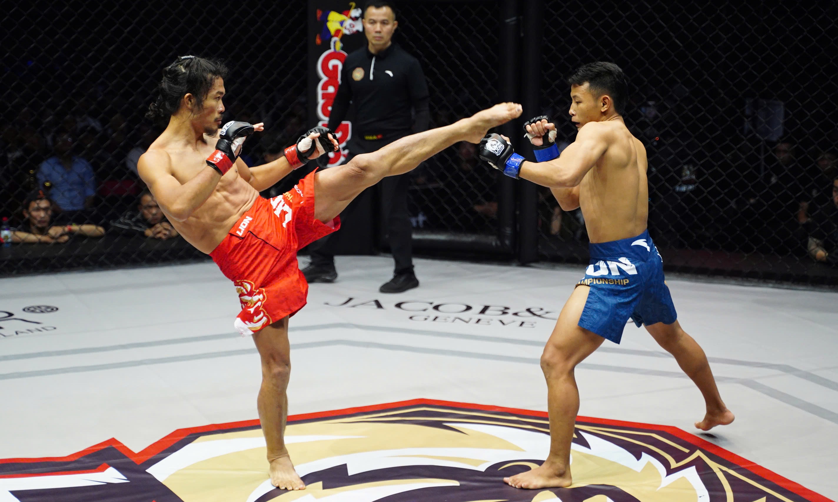 Trần Trọng Kim (bên trái) đánh bại Đinh Văn Khuyến.