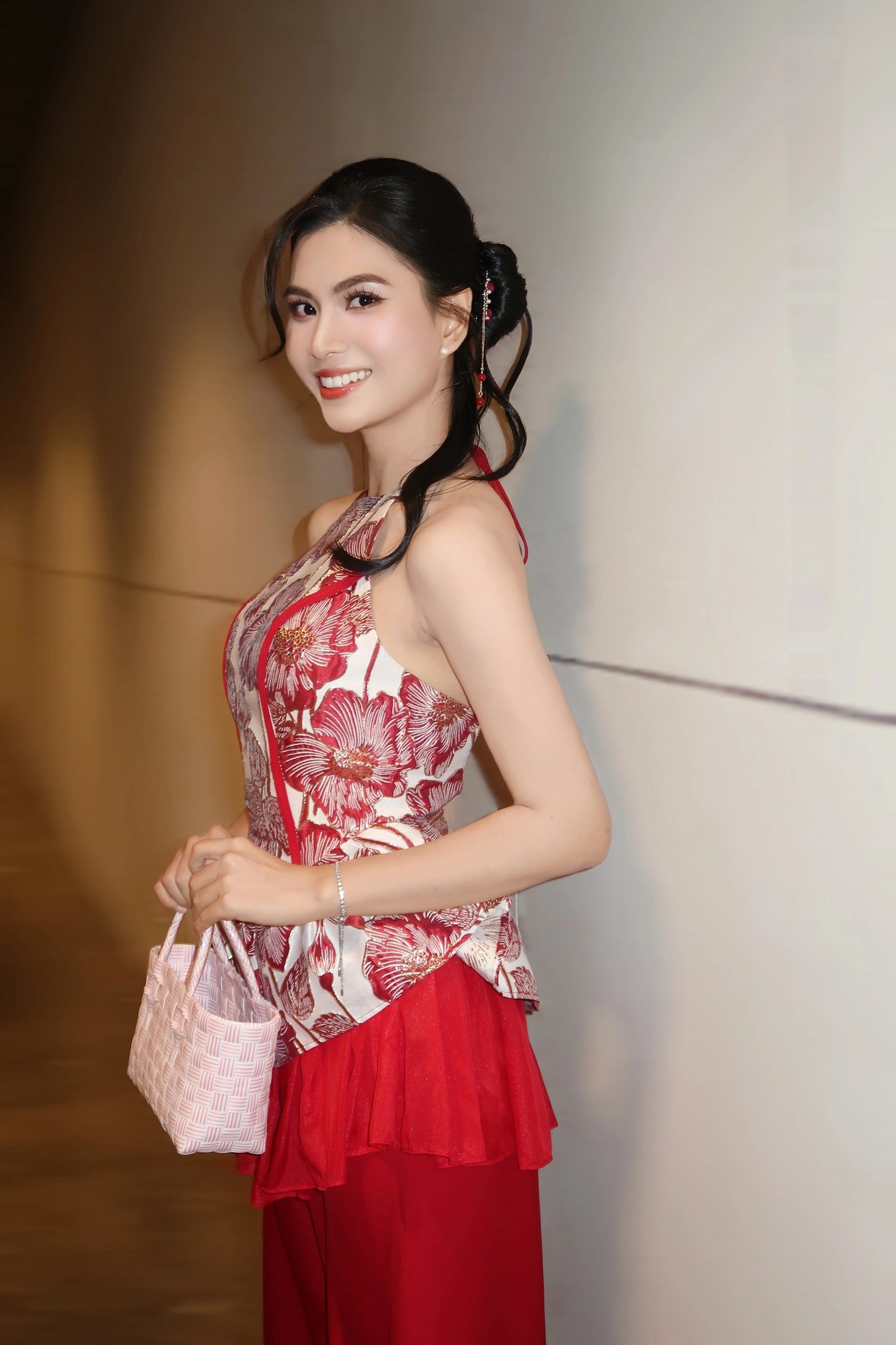 Trâm Anh chia sẻ, ngoài đời cô là người khá ồn ào, dễ bộc lộ cảm xúc, trong khi nhân vật Mai lại trầm lắng, chịu đựng và giàu suy tư. Có thời điểm, nữ diễn viên từng tự hỏi liệu bản thân đã đủ “chín” để gánh vác một vai diễn nặng tâm lý như vậy hay chưa.