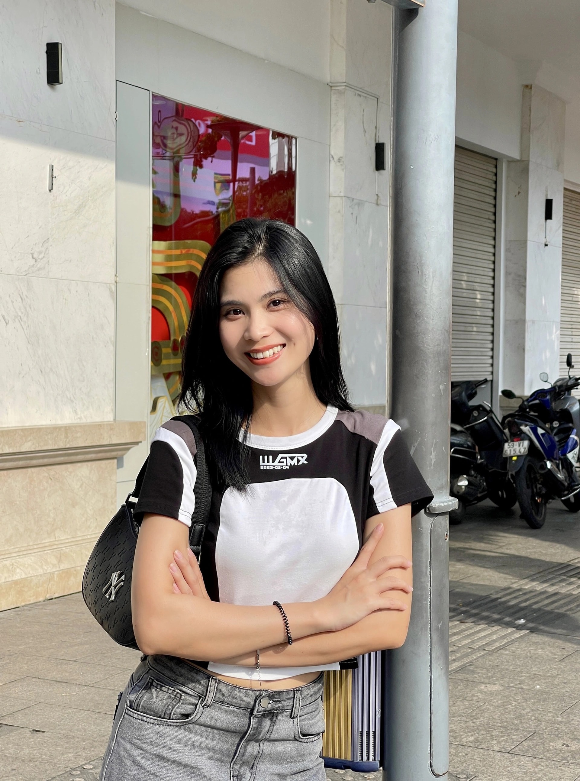 Trái ngược hình ảnh nặng nề trong phim, ngoài đời Trâm Anh ưa chuộng phong cách ăn mặc năng động, thoải mái, toát lên vẻ tươi tắn.