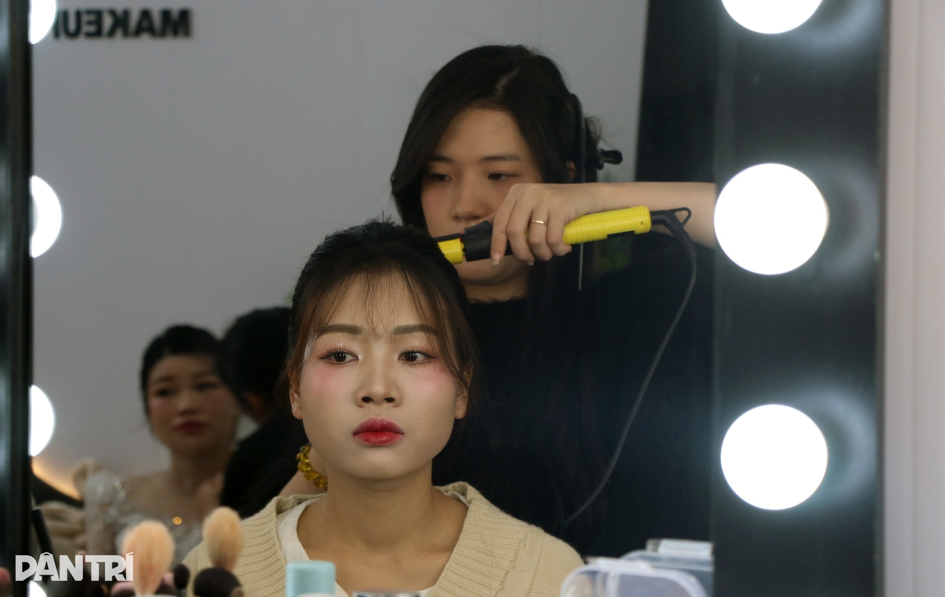 Nhiều cặp đôi công nhân rơi nước mắt trong đám cưới mơ ước - 2 Nhiều cặp đôi công nhân rơi nước mắt trong đám cưới mơ ước - 2