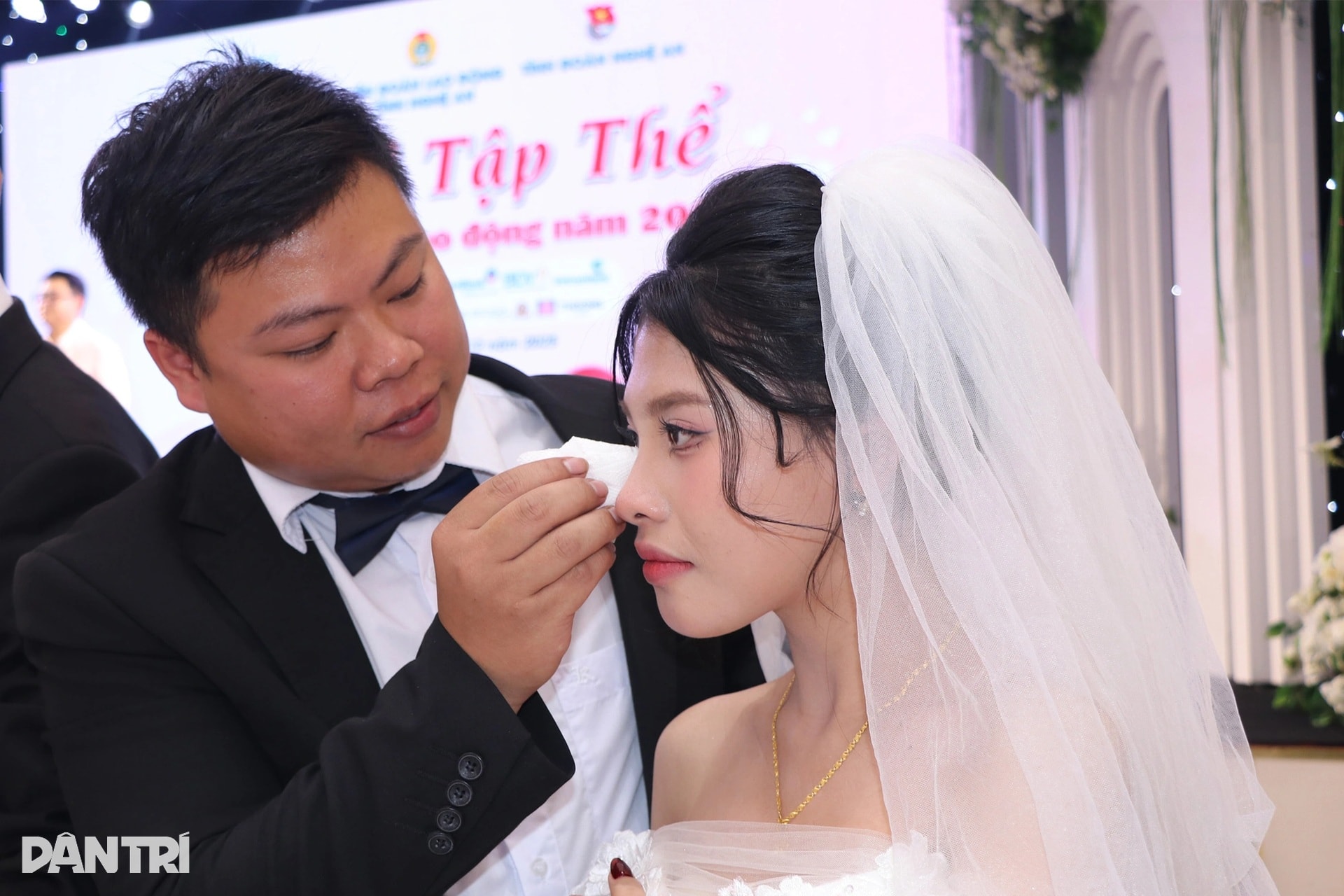 Nhiều cặp đôi công nhân rơi nước mắt trong đám cưới mơ ước - 10 Nhiều cặp đôi công nhân rơi nước mắt trong đám cưới mơ ước - 10