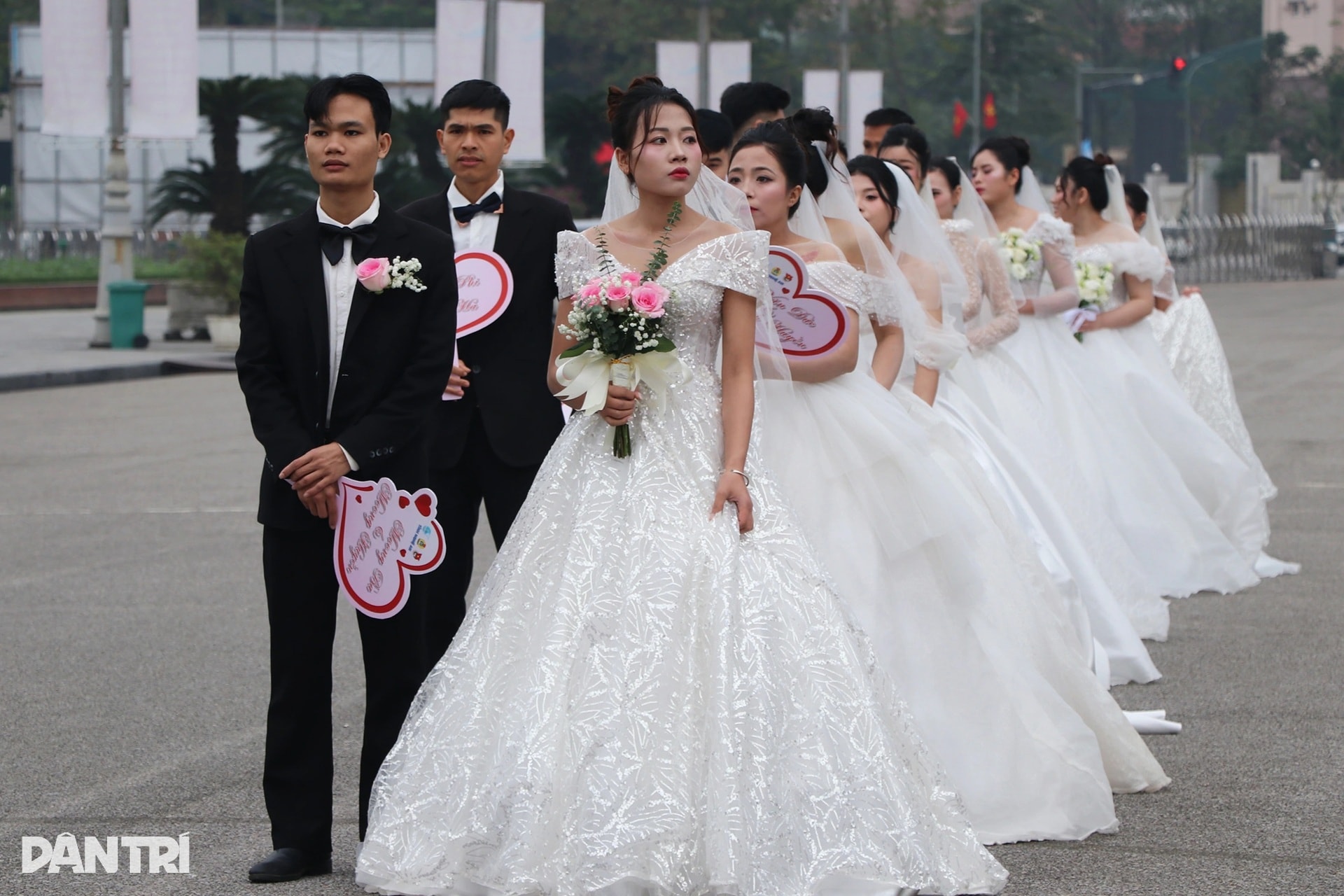 Nhiều cặp đôi công nhân rơi nước mắt trong đám cưới mơ ước - 5 Nhiều cặp đôi công nhân rơi nước mắt trong đám cưới mơ ước - 5