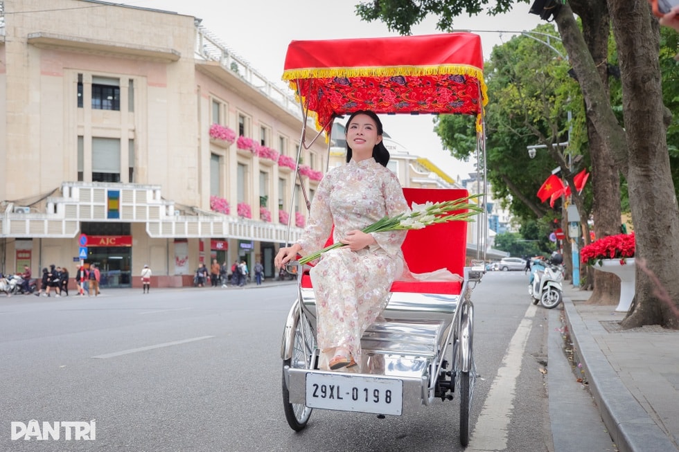 Người trẻ Hà Nội lên phố chụp ảnh gió mùa 1m2 cả chục nàng thơ - 6