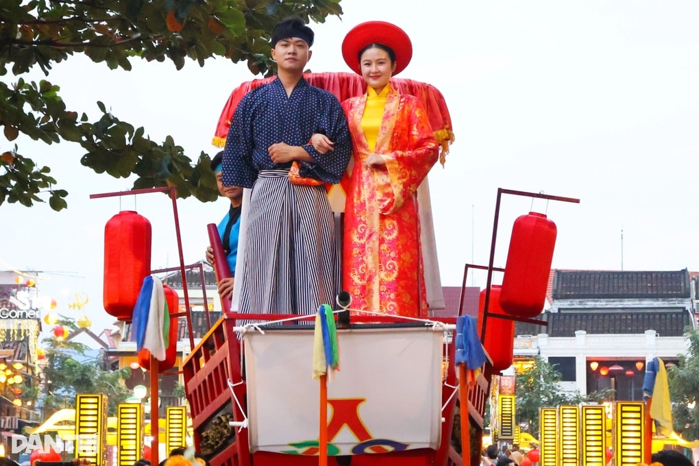 Tái hiện “đám cưới lịch sử” giữa lòng phố cổ Hội An - 2 Tái hiện “đám cưới lịch sử” giữa lòng phố cổ Hội An - 2