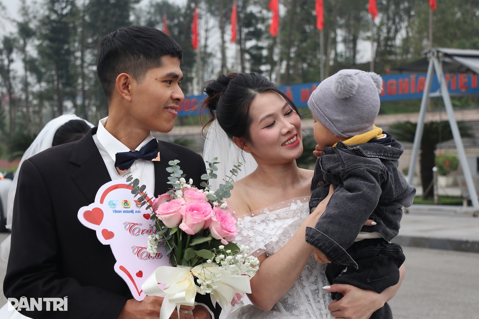 Nhiều cặp đôi công nhân rơi nước mắt trong đám cưới mơ ước - 6 Nhiều cặp đôi công nhân rơi nước mắt trong đám cưới mơ ước - 6