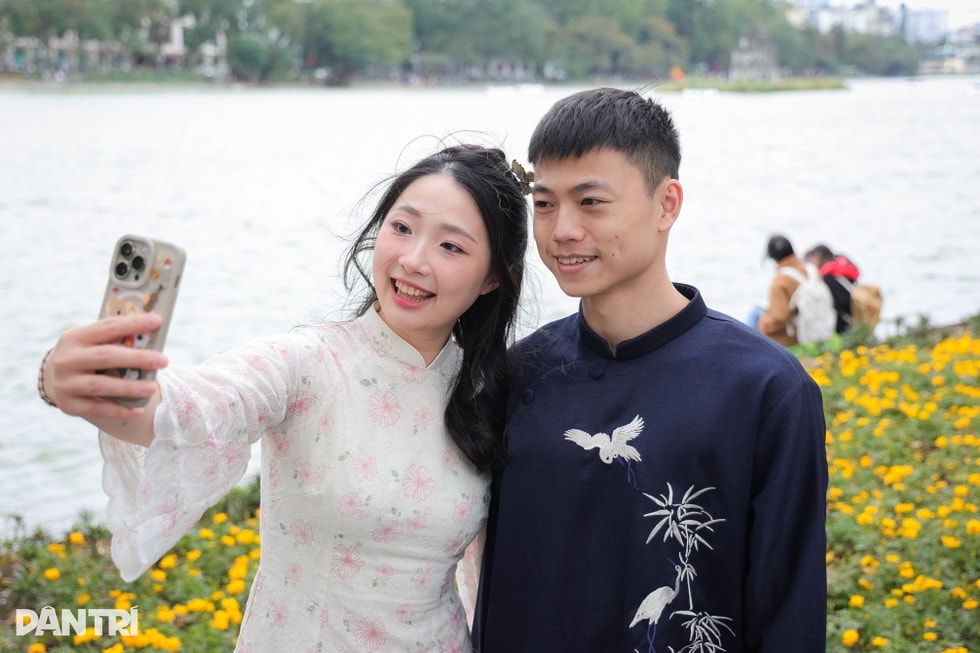 Người trẻ Hà Nội lên phố chụp ảnh gió mùa 1m2 cả chục nàng thơ - 5