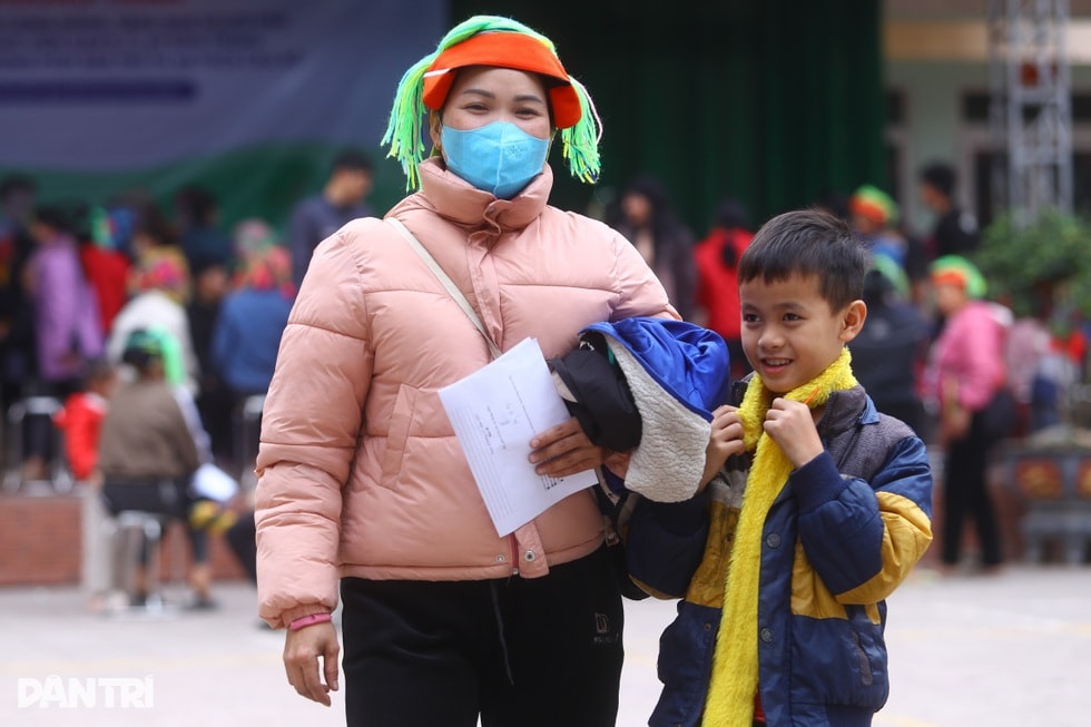 Báo Dân trí tổ chức tư vấn sức khoẻ, phát hiện 11 học sinh viêm gan B - 13