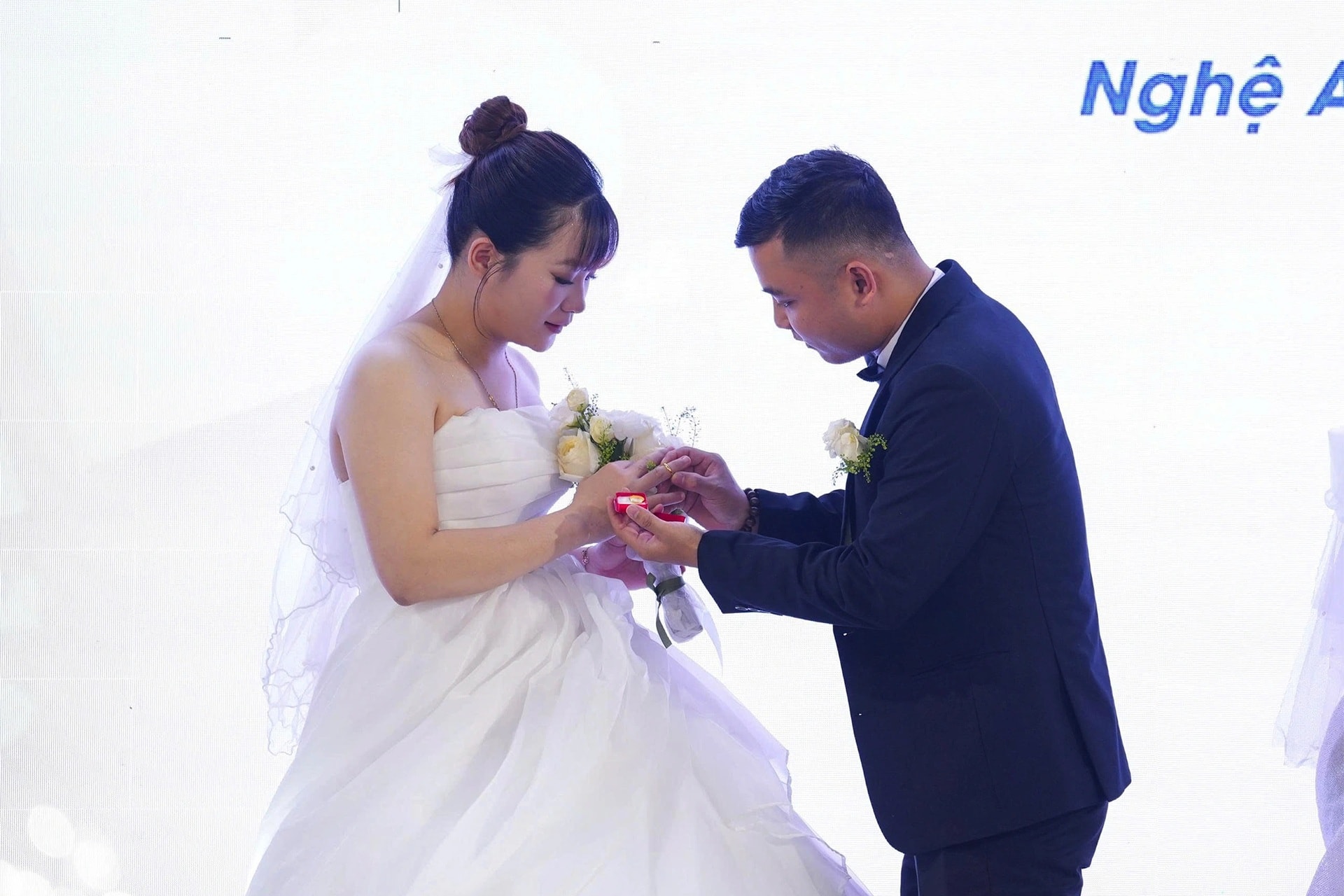 Nhiều cặp đôi công nhân rơi nước mắt trong đám cưới mơ ước - 9 Nhiều cặp đôi công nhân rơi nước mắt trong đám cưới mơ ước - 9