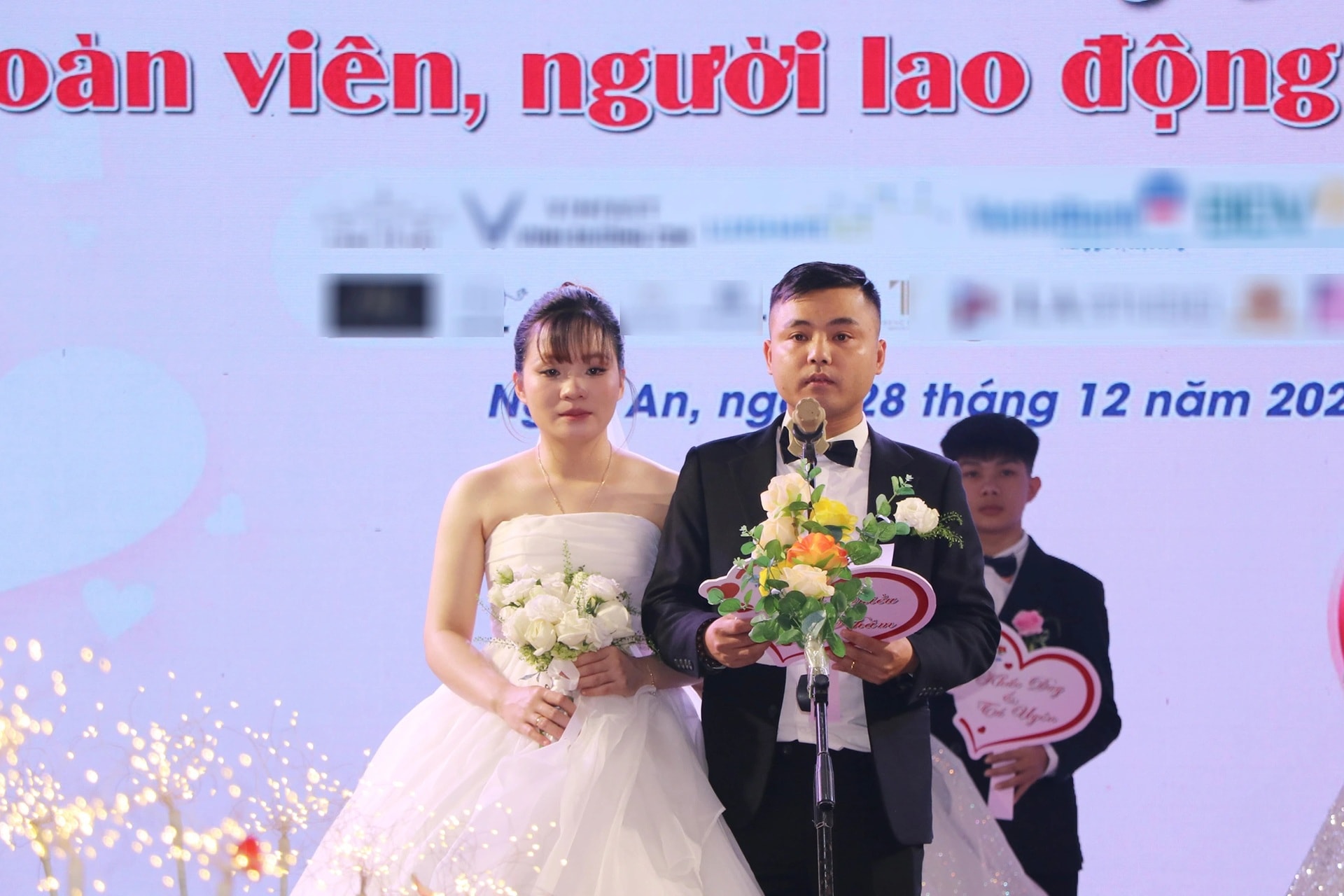 Nhiều cặp đôi công nhân rơi nước mắt trong đám cưới mơ ước - 8 Nhiều cặp đôi công nhân rơi nước mắt trong đám cưới mơ ước - 8