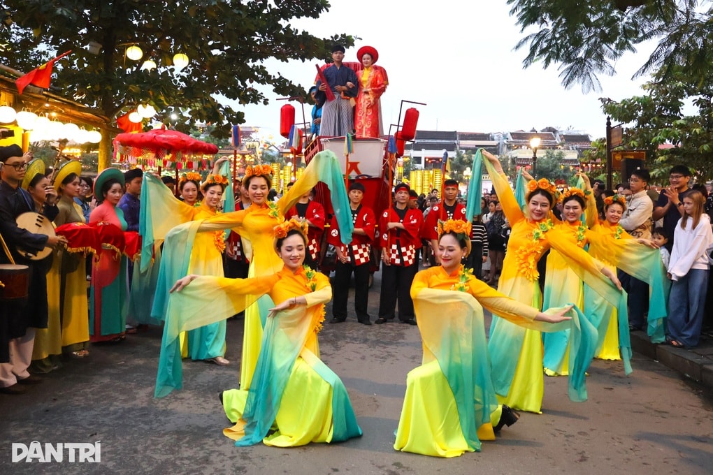 Tái hiện “đám cưới lịch sử” giữa lòng phố cổ Hội An - 1 Tái hiện “đám cưới lịch sử” giữa lòng phố cổ Hội An - 1