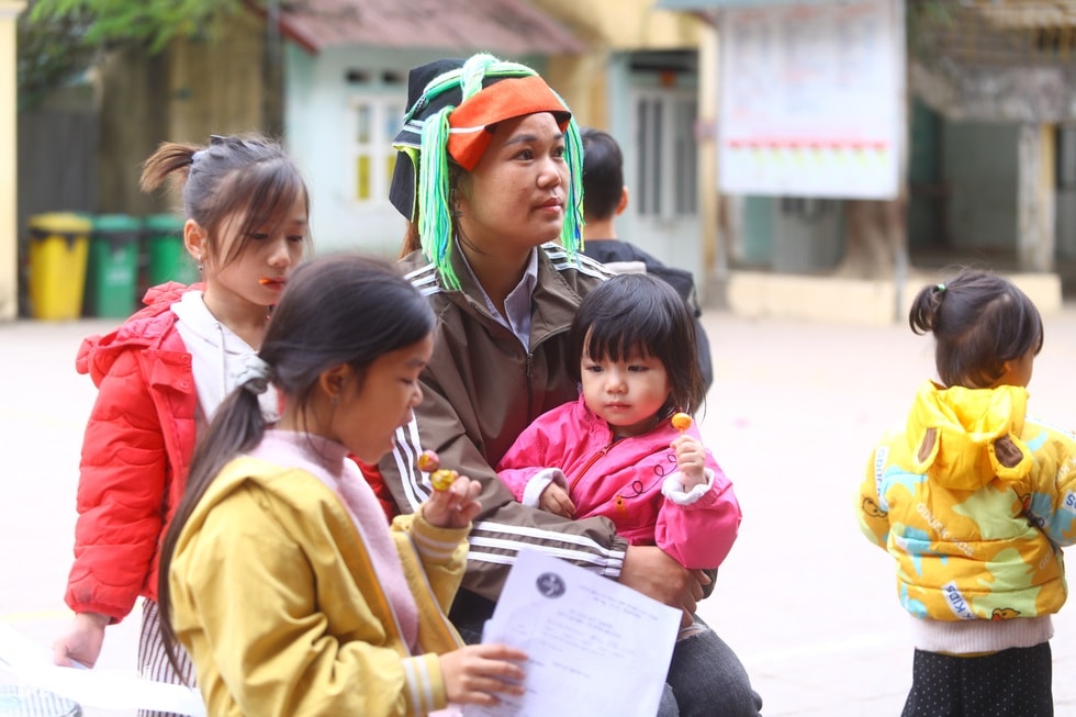 Báo Dân trí tổ chức tư vấn sức khoẻ, phát hiện 11 học sinh viêm gan B - 12