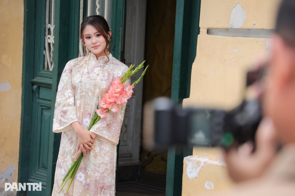 Người trẻ Hà Nội lên phố chụp ảnh gió mùa 1m2 cả chục nàng thơ - 8