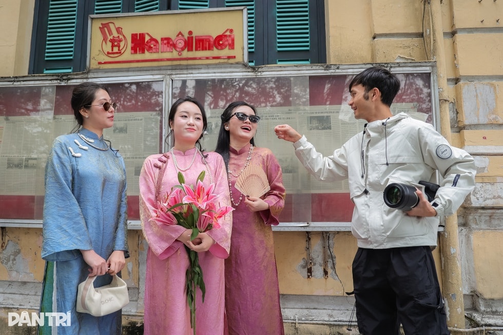 Người trẻ Hà Nội lên phố chụp ảnh gió mùa 1m2 cả chục nàng thơ - 2
