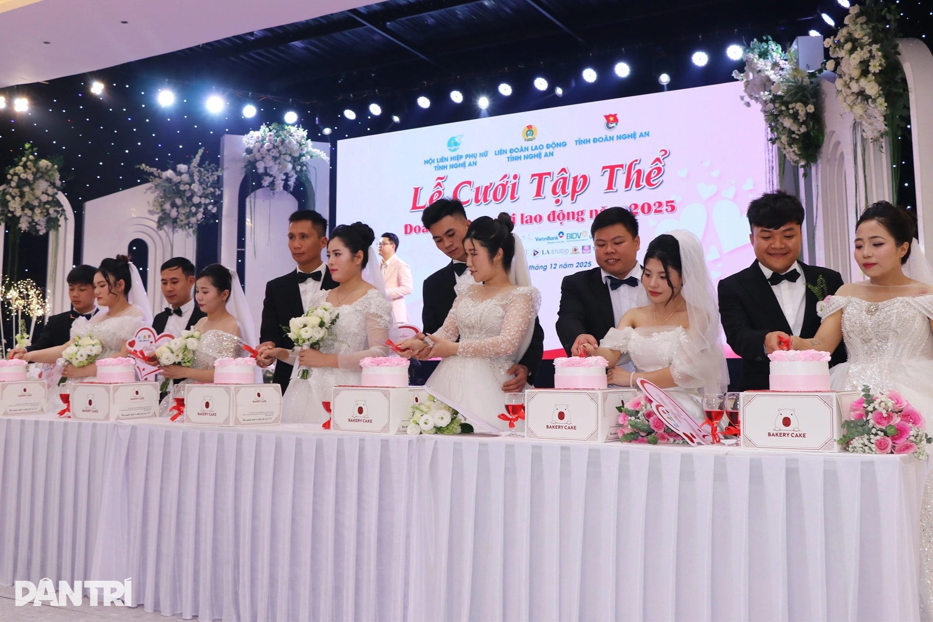 Nhiều cặp đôi công nhân rơi nước mắt trong đám cưới mơ ước - 11 Nhiều cặp đôi công nhân rơi nước mắt trong đám cưới mơ ước - 11