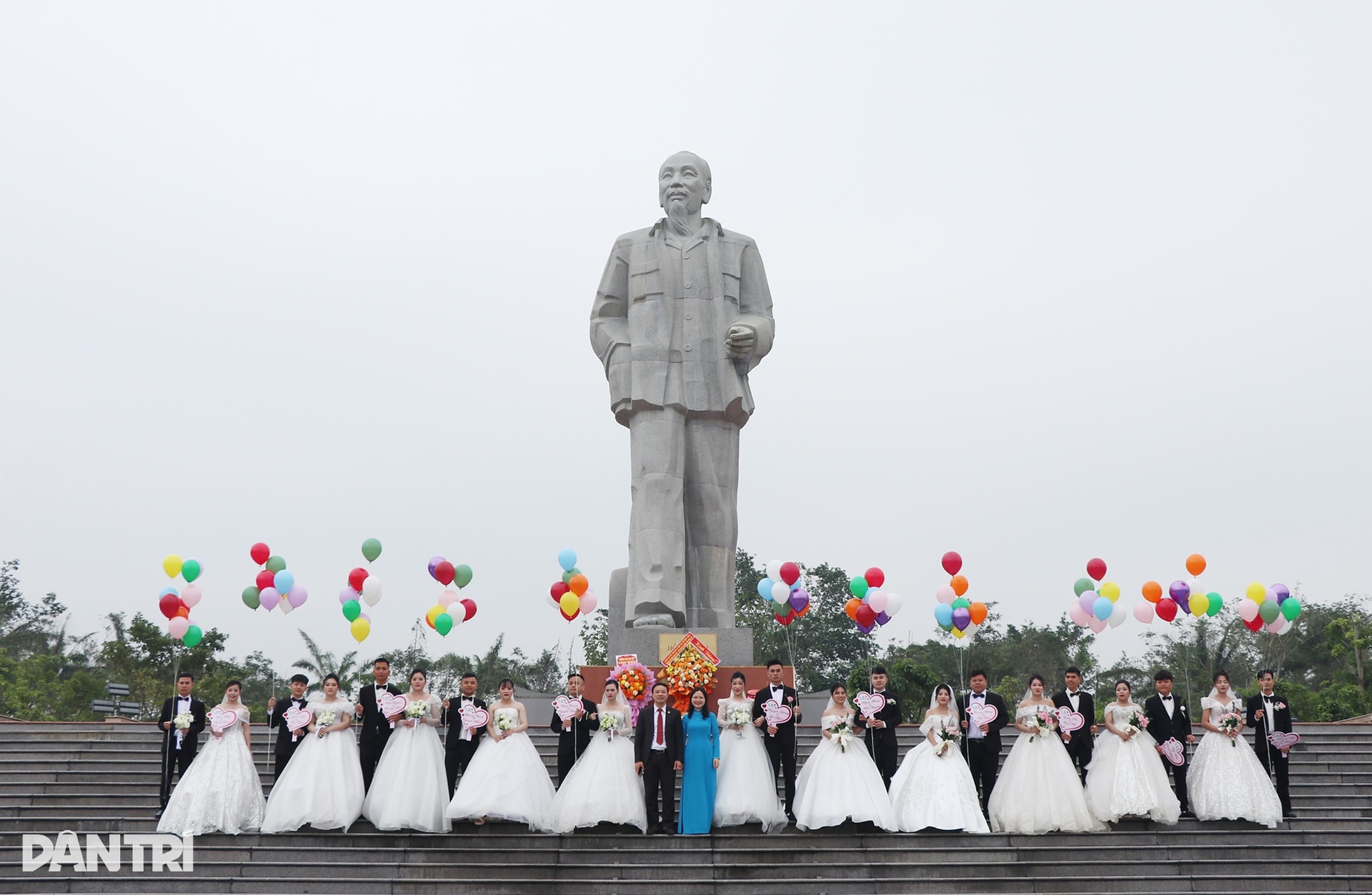 Nhiều cặp đôi công nhân rơi nước mắt trong đám cưới mơ ước - 1 Nhiều cặp đôi công nhân rơi nước mắt trong đám cưới mơ ước - 1