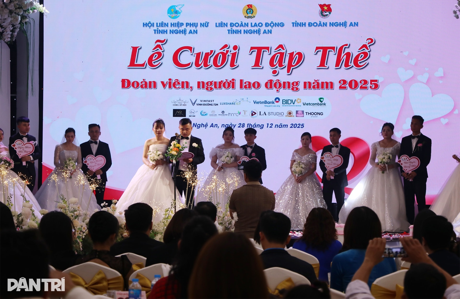 Nhiều cặp đôi công nhân rơi nước mắt trong đám cưới mơ ước - 12 Nhiều cặp đôi công nhân rơi nước mắt trong đám cưới mơ ước - 12