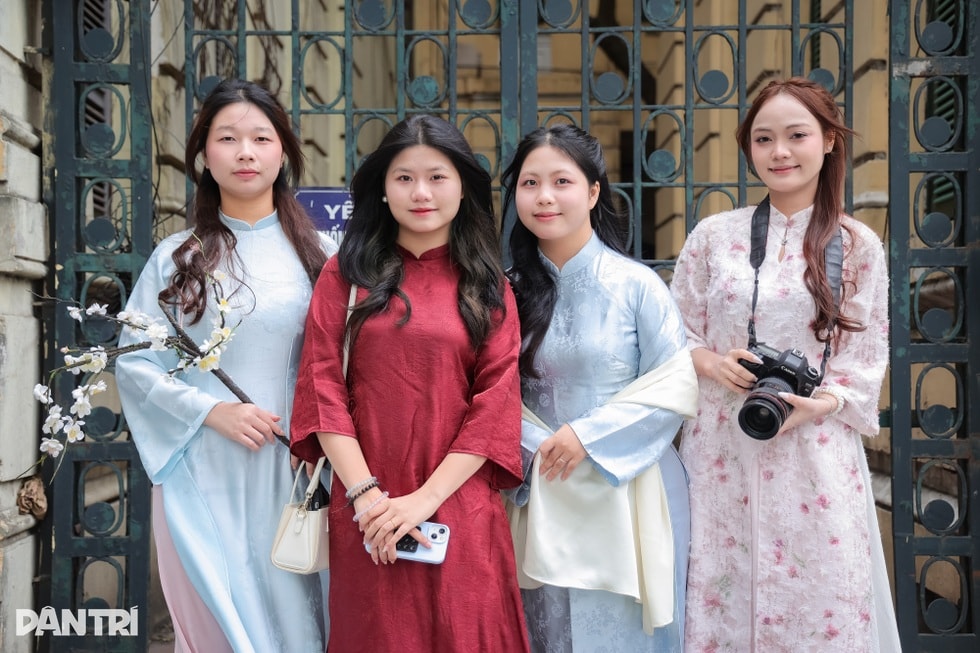 Người trẻ Hà Nội lên phố chụp ảnh gió mùa 1m2 cả chục nàng thơ - 4