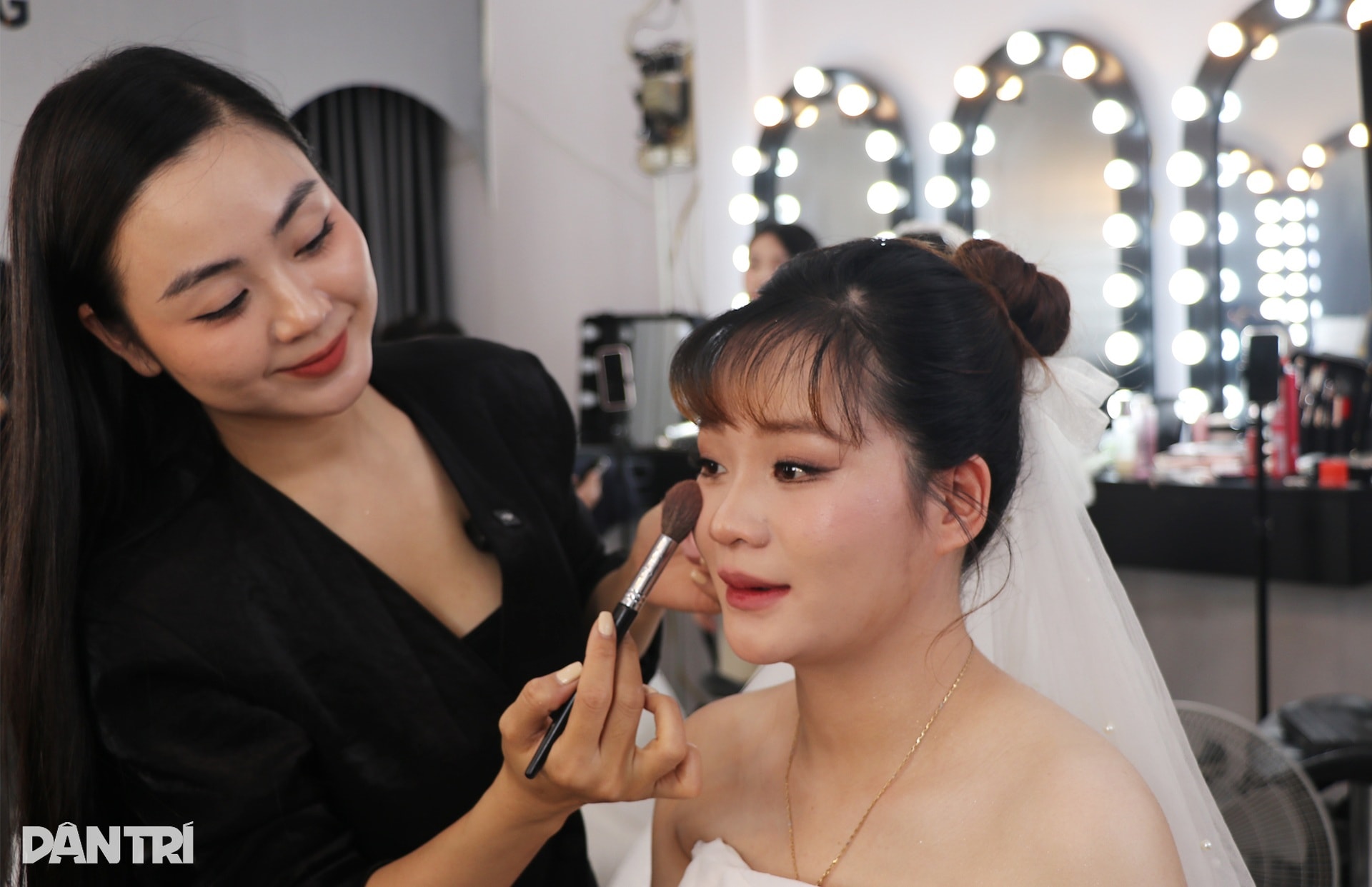 Nhiều cặp đôi công nhân rơi nước mắt trong đám cưới mơ ước - 3 Nhiều cặp đôi công nhân rơi nước mắt trong đám cưới mơ ước - 3