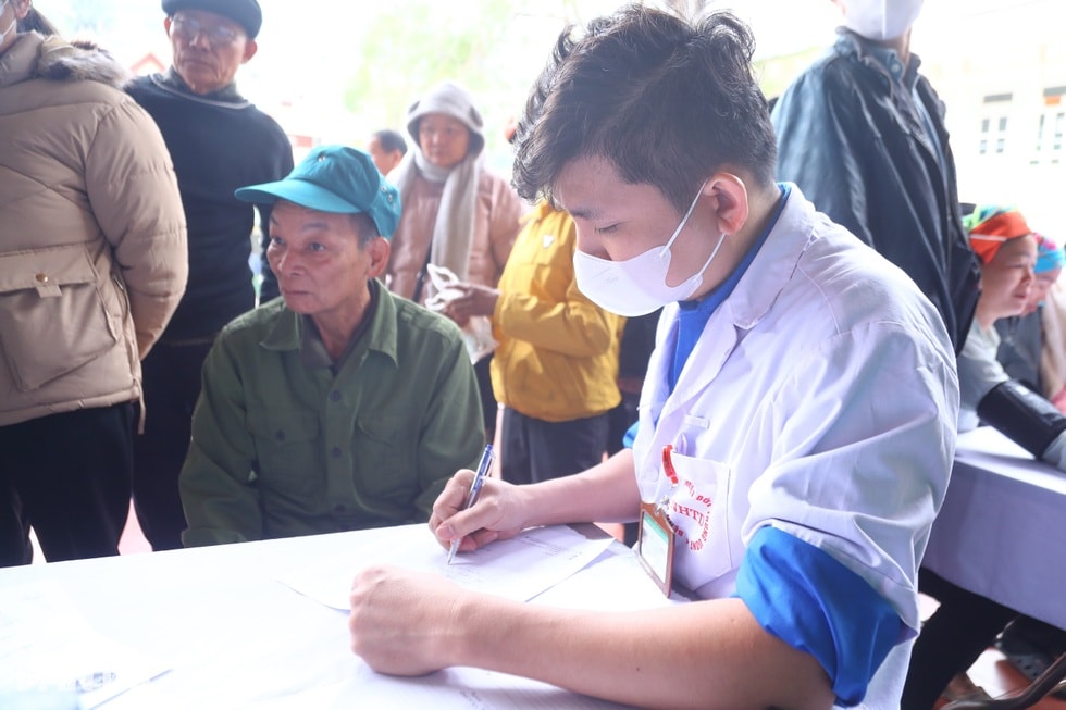 Báo Dân trí tổ chức tư vấn sức khoẻ, phát hiện 11 học sinh viêm gan B - 9