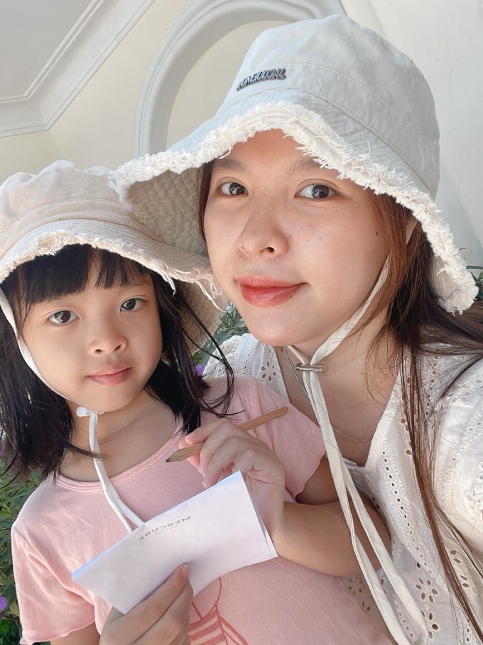 Chị Tuyền và bé Hấu chụp ảnh lưu niệm trong một lần đi chơi, năm 2025. Ảnh: Ngô Tuyền