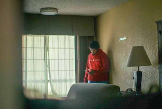 Mohit Kaatiya trong căn hộ ở Mỹ. Ảnh: CNA