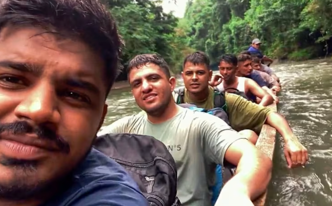 Mohit Kaatiya (trái) đang quay vlog về chuyến vượt biên đến Mỹ. Ảnh: CNA