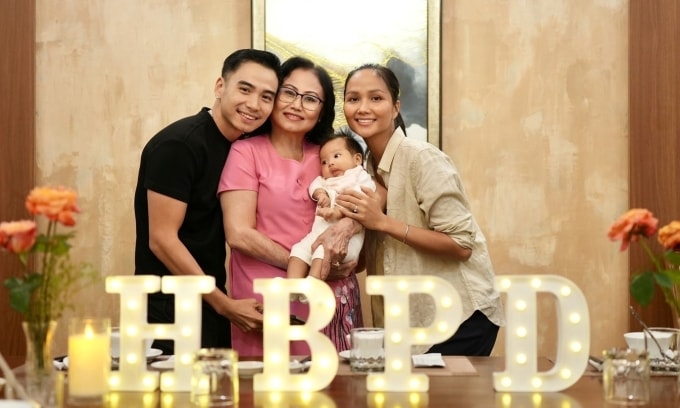 HHen Niê bế con chúc mừng sinh nhật mẹ chồng.